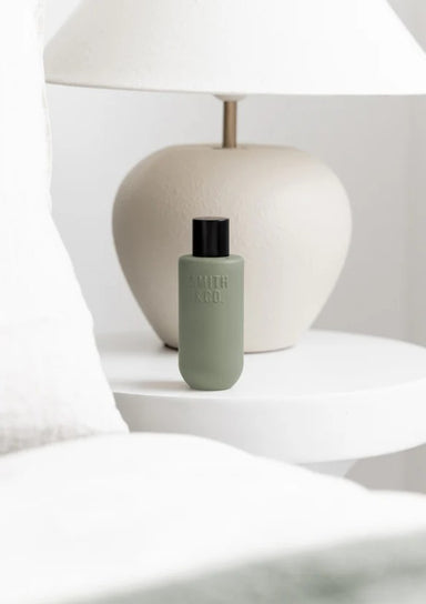SMITH&CO. Amber & Freesia Room Spray 100ml.